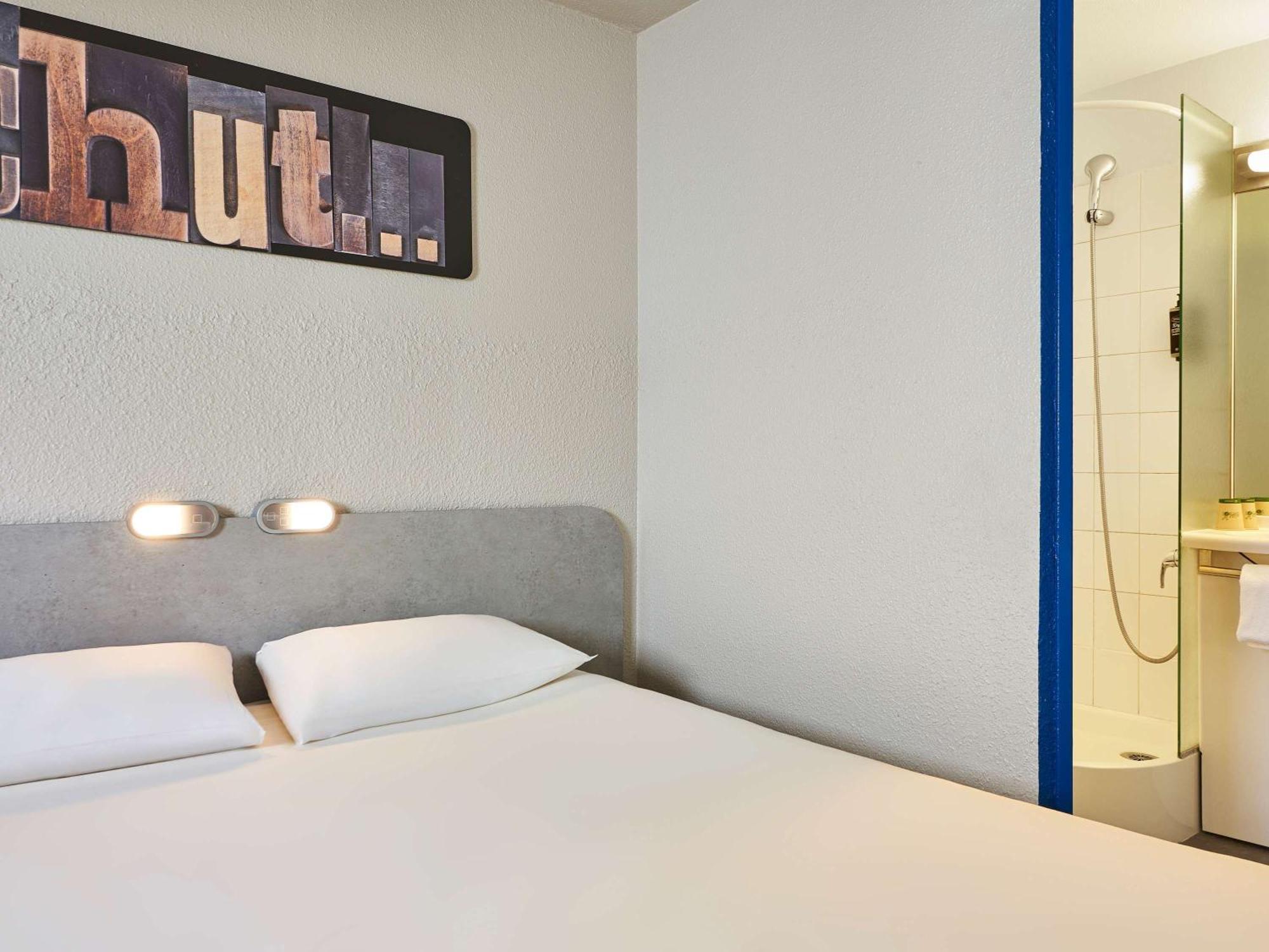 Hotel ibis budget Versailles Chateau Saint cyr l'Ecole Exterior foto